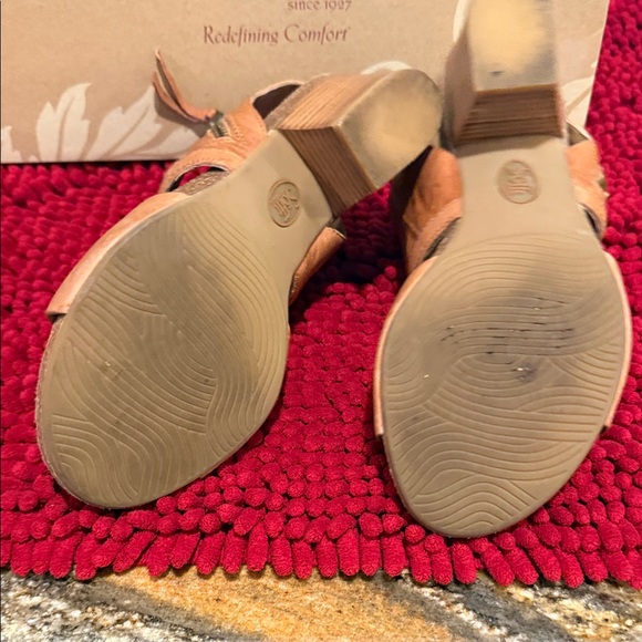 Sofft Tan Open-Toe Milan Heeled Sandals - Picture 6 of 6